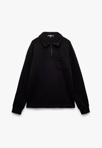 Svart fleece-tröja med dragkedja i halsen, krage, långa ärmar och bröstficka. Slät textur och avslappnad passform.