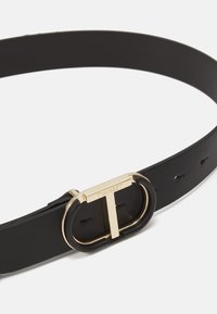 Cinto de couro preto com uma fivela em tom dourado de formato oval e gravação da marca. Textura suave, ajustável com vários furos.