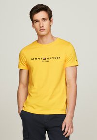 Tommy Hilfiger TOMMY LOGO TEE - Camiseta estampada - eureka yellow