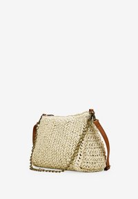 Borsa a tracolla bianca intrecciata con una superficie testurizzata, dotata di una tracolla in pelle marrone e un'inserto in catena metallica per un tocco di dettaglio in più.