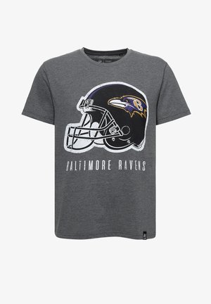 Grå t-shirt med kort ärm som har en grafisk avbildning av en Baltimore Ravens fotbollshjälm och text, tillverkad av mjukt bomullstyg.
