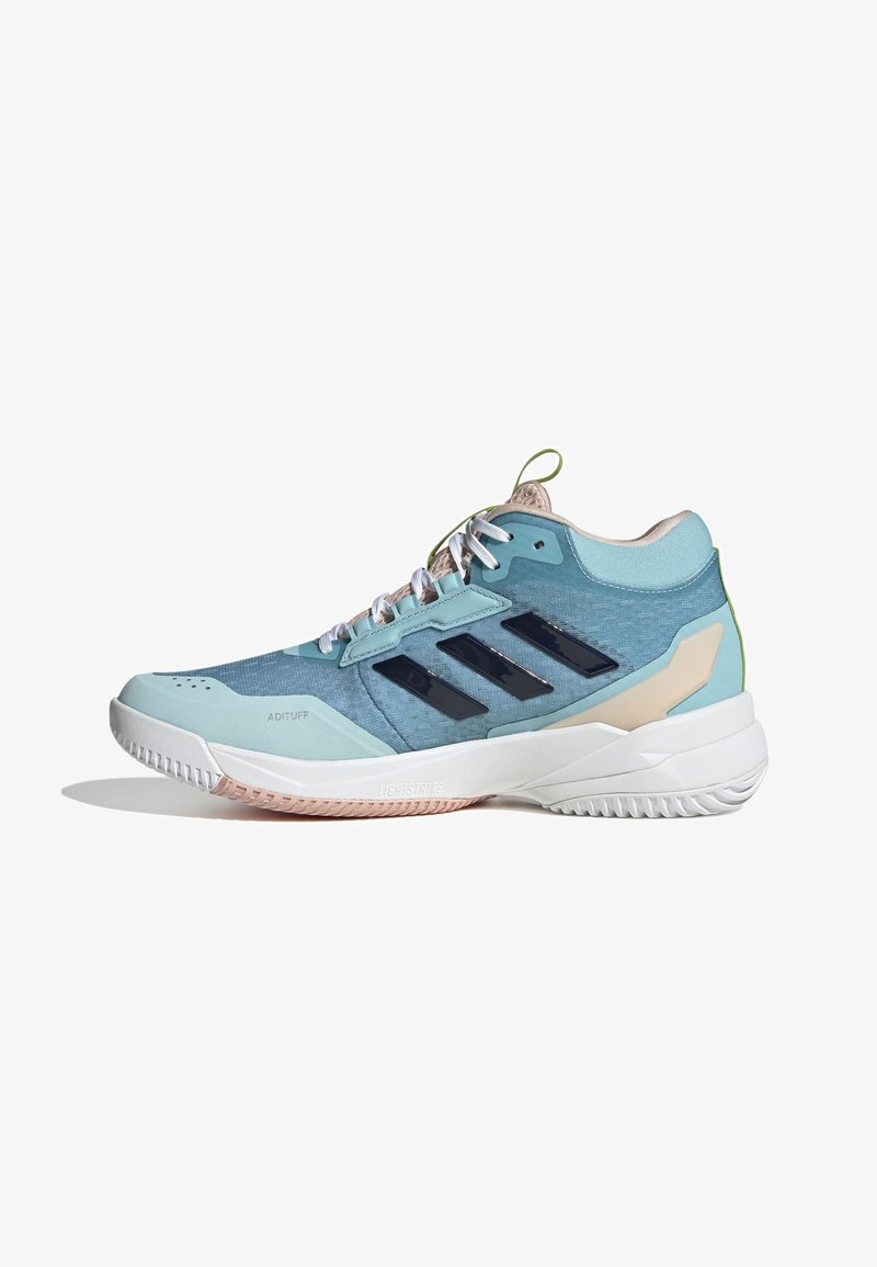 Chaussure de sport bleu clair avec une tige texturée, des accents bleu foncé, un bout blanc et une semelle en caoutchouc à motif de bande de roulement rose et blanc.