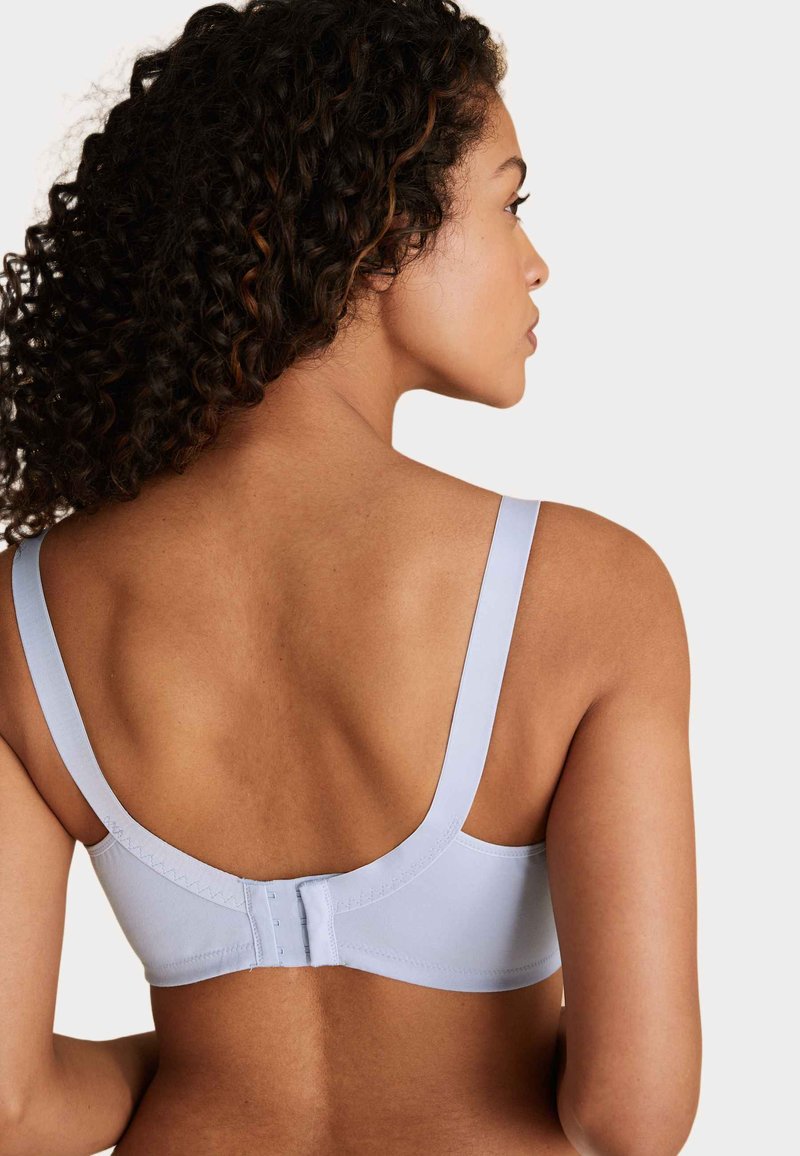 Soutien-gorge bleu clair avec larges bretelles et fermeture à agrafes dans le dos. Présente une texture lisse et un design sans coutures.