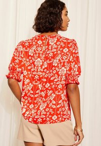 Friends Like These ROUND NECK SHIRRED CUFF SHORT SLEEVE - Blúz - red floral
