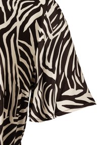 Tissu rayé noir et blanc en zèbre, présentant un design fluide avec des manches courtes et une texture douce et lisse.