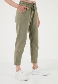 Unselected, khaki