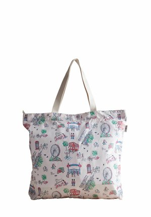 Tote-bag lavet af stof med hvid baggrund, prydet med farverige illustrationer af ikoniske vartegn, mennesker og køretøjer. Lærreds håndtag.