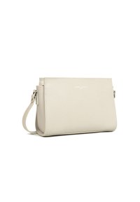 Borsa a tracolla in pelle color crema con superficie testurizzata, una tracolla corta e un design minimalista, caratterizzata da hardware in argento.