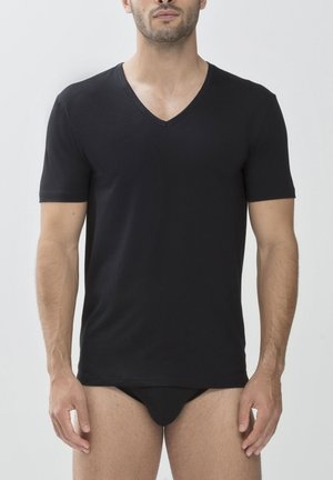 Zwarte V-hals T-shirt van gladde stof, korte mouwen, getailleerd ontwerp, minimale naden, eenvoudig zonder patronen of versieringen.