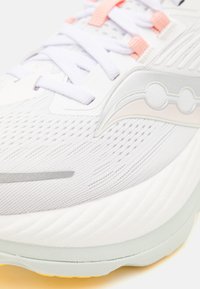 Saucony HURRICANE 24 - Tenisice za cestovno trčanje - white