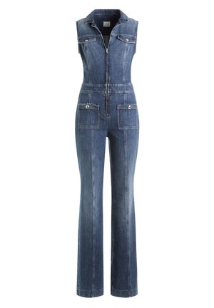 Combinaison sans manches en denim bleu avec fermeture éclair avant, col à revers, jambes évasées et quatre poches plaquées à boutons sur la poitrine et les hanches.