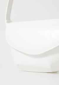 Thumbnail Image 4