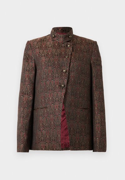 Mans skräddarsydd jacka med intrikat damaskmönster i mörkrött och guld, hög krage och sex utsmyckade metallknappar.