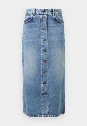 Jupe en denim bleu mi-longue avec fermeture à boutons sur le devant, passants pour ceinture et poches avant, présentée sur un fond uni.