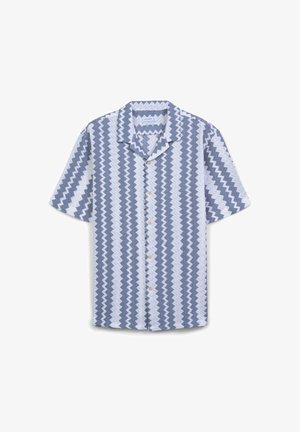 Chemise boutonnée à manches courtes avec des rayures verticales en zigzag alternées de bleu clair et blanc.