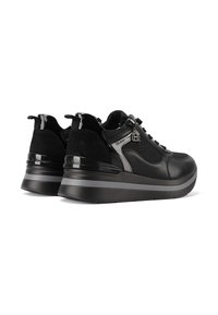 Sneakers a zeppa nera con cerniera e lacci, caratterizzati da materiali misti e un tirante decorativo sul tallone.
