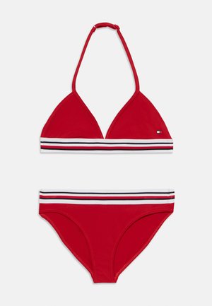 Punase bikiinikomplekt, mis sisaldab kolmnurgatoppi reguleeritavate rihmadega ja bikiinipõhja, millel on vastandlik horisontaalne triibumuster.