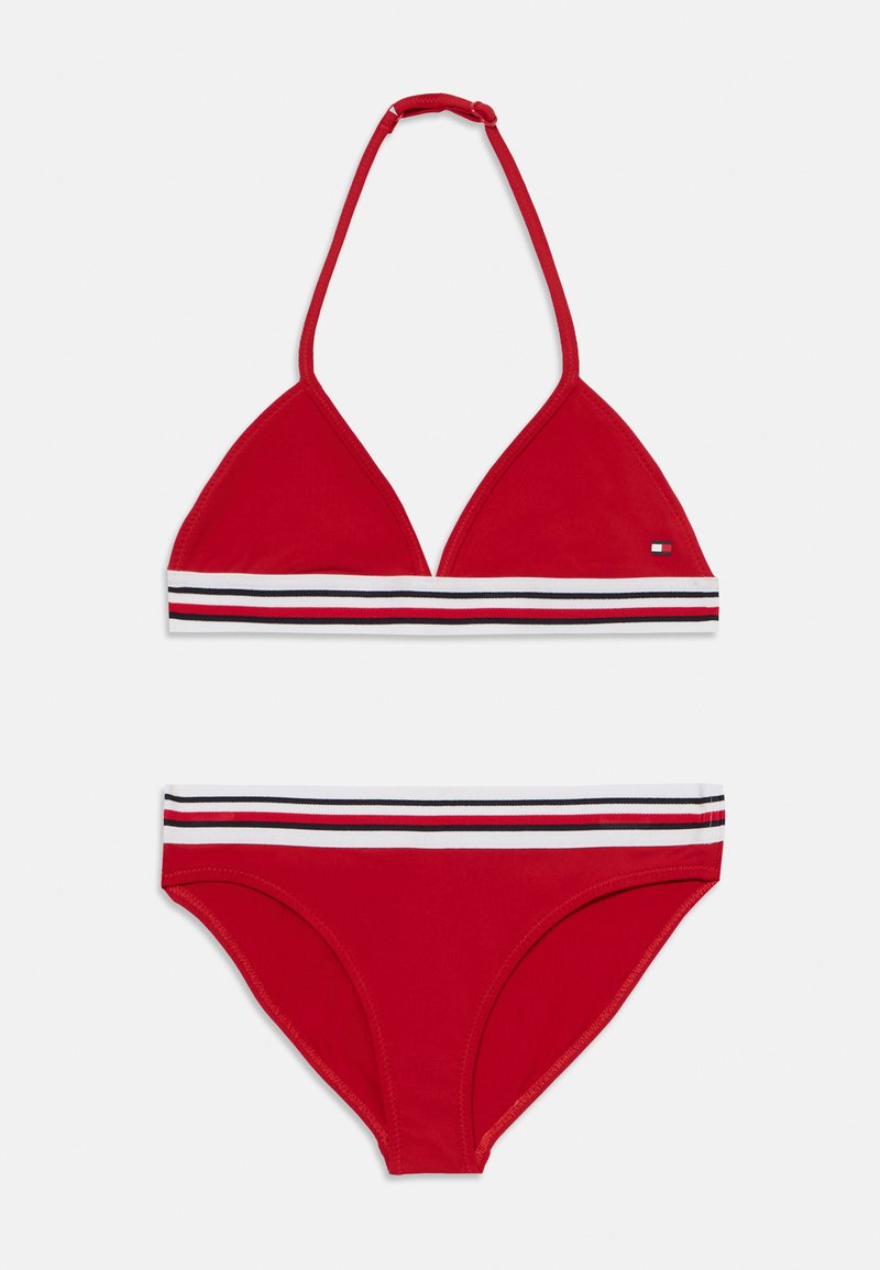 Rød bikini sæt med en trekantet top med justerbare stropper og en bikini bund med et kontrastfarvet vandret stribemønster.
