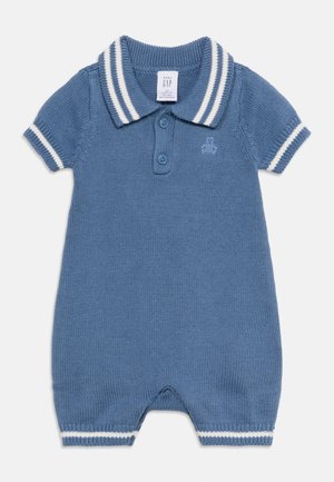 Blauwe gebreide baby-onesie met korte mouwen, witte gestreepte kraag en manchetten, twee knopen aan de voorkant en een kleine geborduurde beer op de borst.