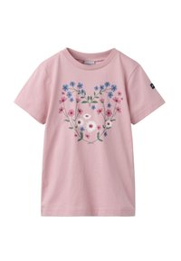 Lyserød bomulds T-shirt med et blomstermotiv i blå og lyserøde nuancer, med små, hvide tusindfryd og grønne stængler, korte ærmer og rund hals.