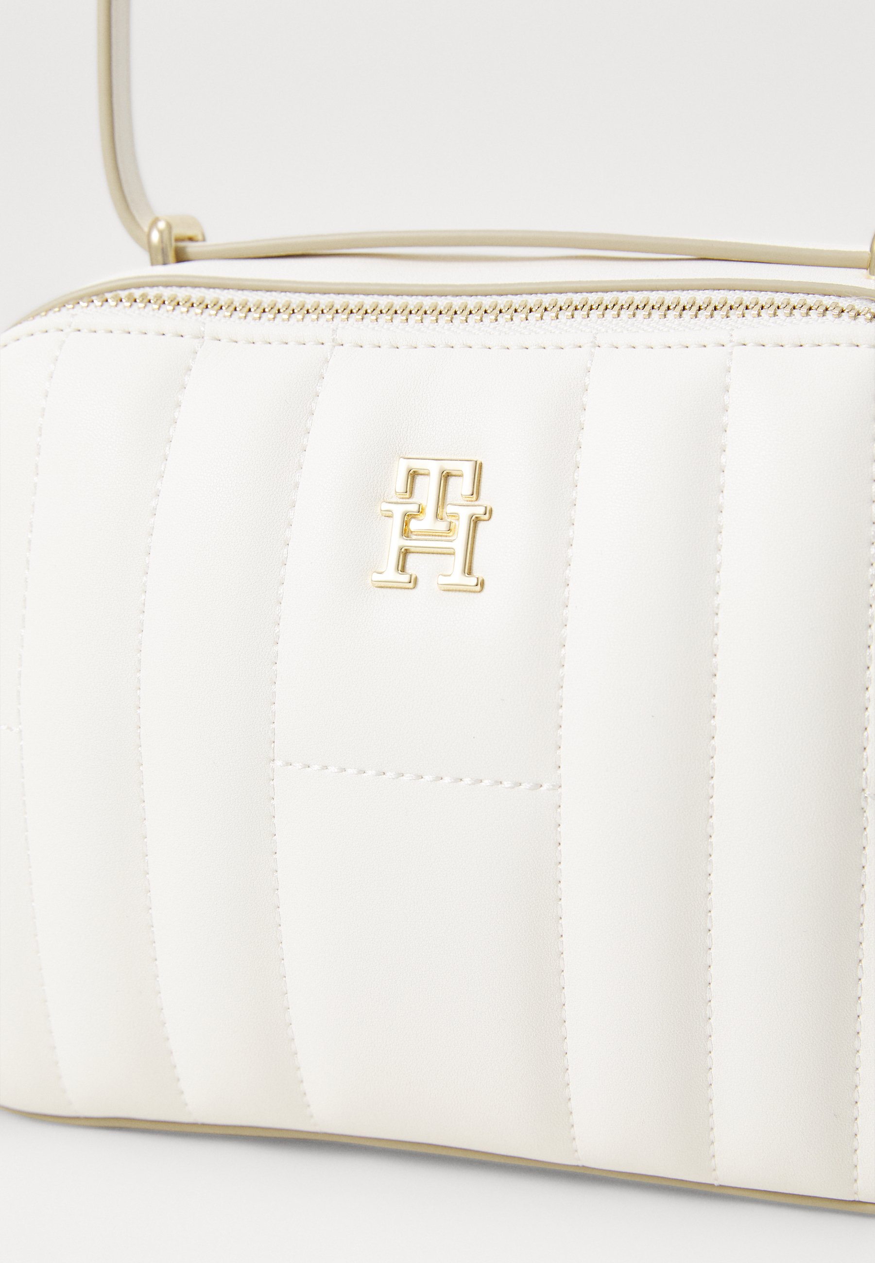 Tommy Hilfiger FEMININE CAMERA BAG - Geantă crossbody - ivory