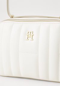 Tommy Hilfiger FEMININE CAMERA BAG - Cross body bag - ivory petal