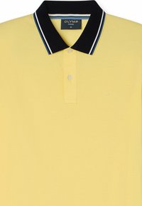 Gelbes Polohemd mit einem schwarzen Kragen, der blaue und weiße Streifen aufweist, drei Knöpfen auf der Vorderseite und einem kleinen Logo auf der Brust.