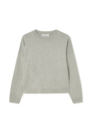 Suéter gris tejido con mangas largas, cuello redondo y tachuelas plateadas a lo largo de los hombros. Textura suave, diseño corto.