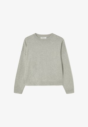 Suéter gris tejido con mangas largas, cuello redondo y tachuelas plateadas a lo largo de los hombros. Textura suave, diseño corto.