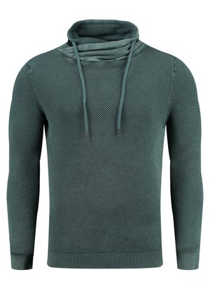 Suéter verde texturizado con cuello de cowl, que presenta un patrón de punto, mangas largas y dobladillos acanalados. Cuerdas de ajuste adornan el cuello.