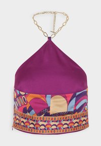 Haut halter violet avec une bande à motifs géométriques multicolores le long du bas et une chaîne dorée avec un fermoir à bascule.