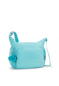 Borsa a spalla di tessuto azzurro con scomparto principale con cerniera, tasca frontale e un portachiavi con un piccolo peluche.
