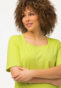 Ulla Popken CARREE-AUSSCHNITT - Jednoduché tričko - light green