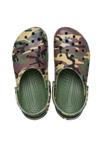 Camouflage-gepatroneerde klompen in groen, bruin en geel, gemaakt van lichtgewicht materiaal met ventilatiegaten en getextureerde zolen.