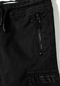 Svarta cargoshorts med elastisk midja och dragsko, sidoficka med dragkedja och textil med struktur samt en logotyp vid fållen.