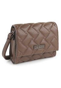 Bolso cruzado trenzado de color marrón con cierre de solapa, que cuenta con una etiqueta de logo metálico y una correa ajustable. Material de cuero suave.