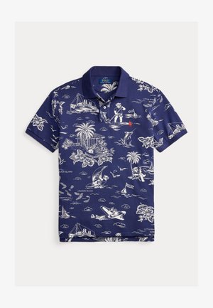 Marineblå polo skjorte med hvite tropiske og nautiske motiver, korte ermer og klassisk krage. Rødt logoacents på brystet.
