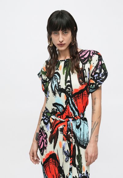 Πολύχρωμο floral φόρεμα με κοντά φουσκωτά μανίκια, υφή υφάσματος και ζωνάρι στη μέση. Διαθέτει έντονα σχέδια σε κόκκινο, μπλε και ροζ.