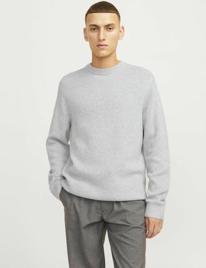 Pull en maille gris avec un col ras du cou et des manches longues, associé à un pantalon gris. Texture lisse, design minimal sans motifs visibles.