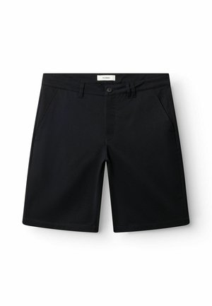 Pantaloni scurți negri de lungime medie, cu buzunare frontale, bucle pentru curea, închidere cu nasture și etichetă de brand vizibilă pe talie.