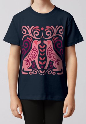 Marineblaues Hemd mit symmetrischen pinken und lila Hundesilhouetten, die sich gegenüberstehen, umgeben von dekorativen wirbelnden Mustern.