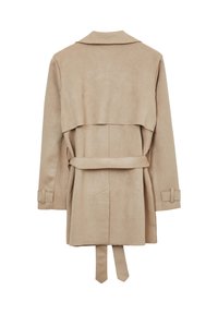 Cappotto trench beige con una finitura soft e testurizzata. Presenta un retro a doppio strato, una cintura in vita e dettagli ad anello sulle maniche.