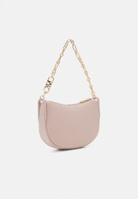 Miękka różowa torebka na ramię wykonana z gładkiego materiału, z złotym łańcuchem i zamknięciem na zamek, o zaokrąglonym kształcie.