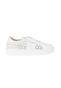 Zapatillas blancas con un diseño superior perforado, punta de cuero suave y cordones blancos a juego. Estilo casual con suela de goma sólida.