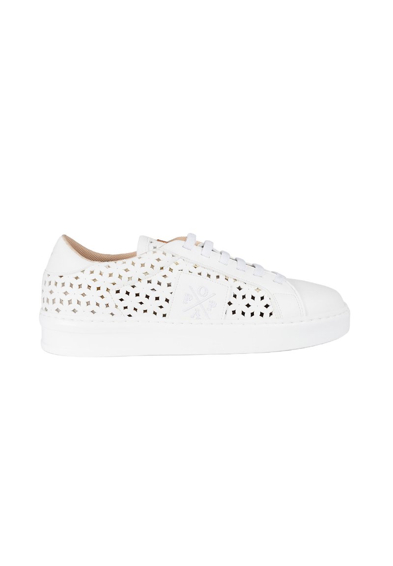 Zapatillas blancas con un diseño superior perforado, punta de cuero suave y cordones blancos a juego. Estilo casual con suela de goma sólida.