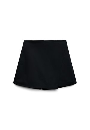 Jupe-short noire taille haute avec un rabat asymétrique sur le devant et une finition en tissu lisse et structuré.