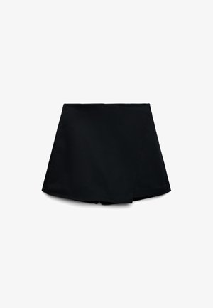 Jupe-short noire taille haute avec un rabat asymétrique sur le devant et une finition en tissu lisse et structuré.
