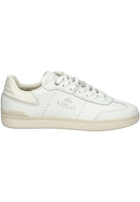 Baskets en cuir blanc à tige basse avec lacets blancs, semelle beige, col de talon rembourré, et marquage "REPLAY" sur le côté et à l'arrière.
