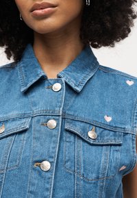 ONLY ONLVEGA HEART WAISTCOAT - Γιλέκο - medium blue denim