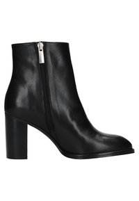 Bottine en cuir noir à texture lisse, bout arrondi et fermeture éclair latérale argentée. Dotée d'un talon épais pour plus de hauteur et de stabilité.